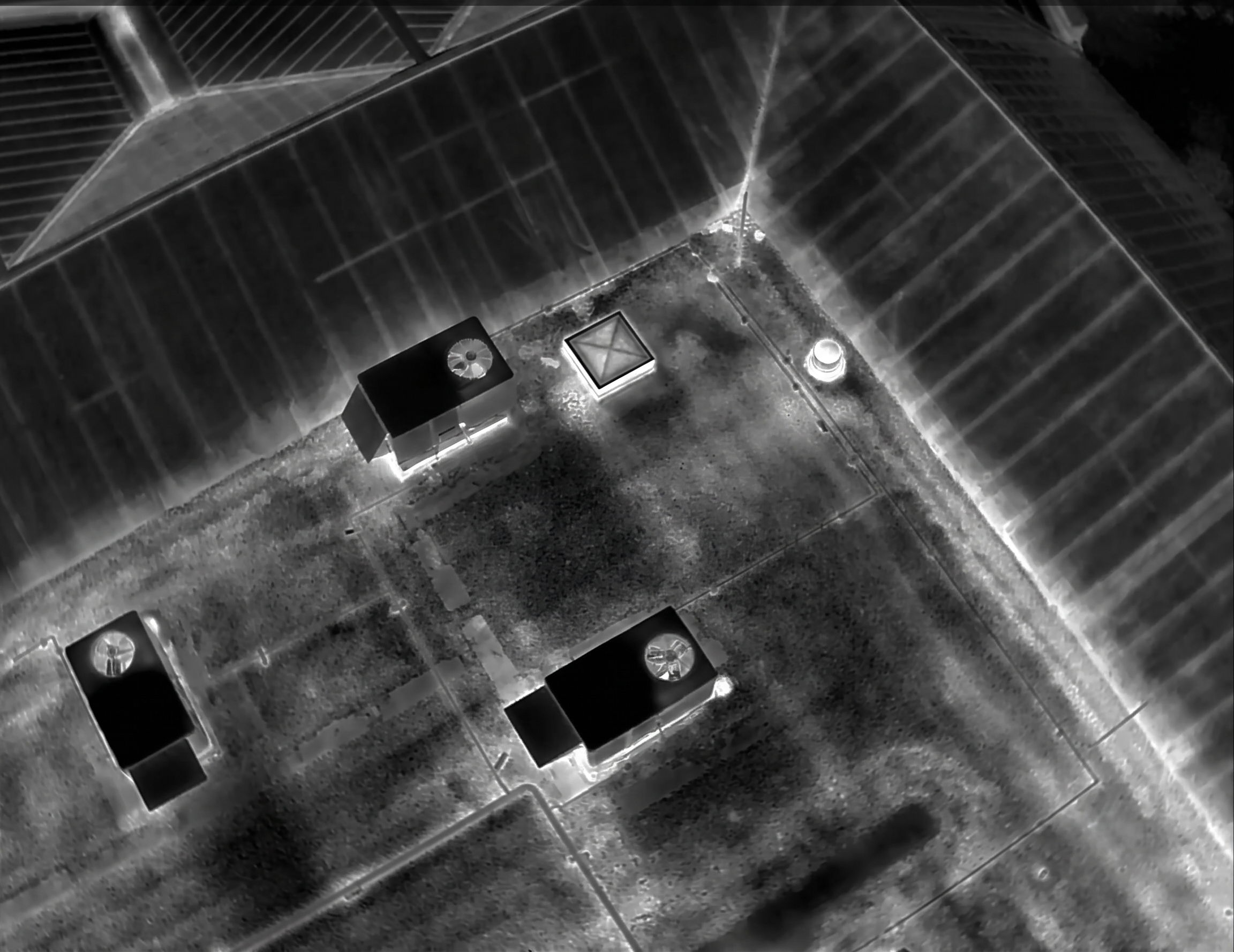 Thermographie aérienne d'un toit captée par drone